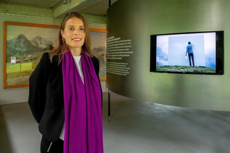 Co-Kuratorin Simone Büsch-Küng vor der Rotonde im Thun-Panorama. Auf dem Bildschirm rechts ist eine Szene des Filmes von Rémy Zaugg zu sehen. Foto: Patric Spahni